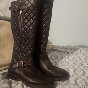 Knee high lether boots.